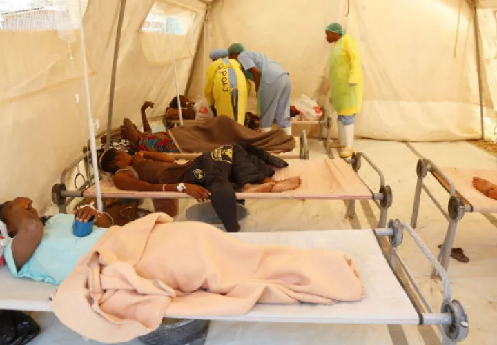 Unas diez personas permanecen en cuarentena en el hospital de enfermedades infecciosas de Bulawayo, algunas de ellas después de viajar a la capital, Harare.