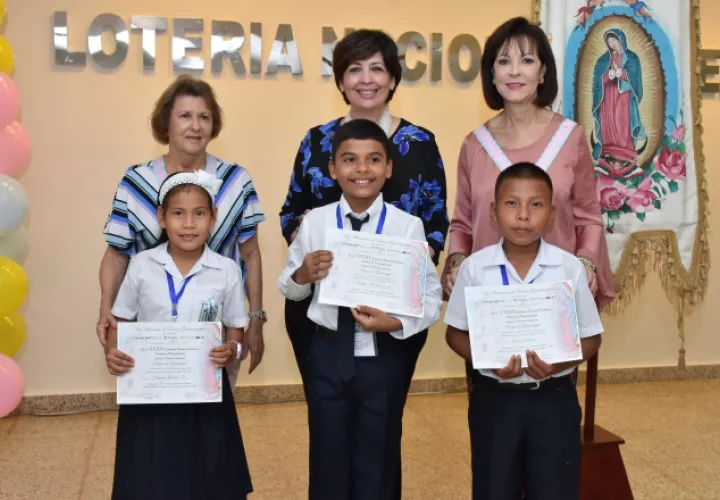 Entrega de certificados y demás presentes a los chicos ganadores.  Foto: Cortesía