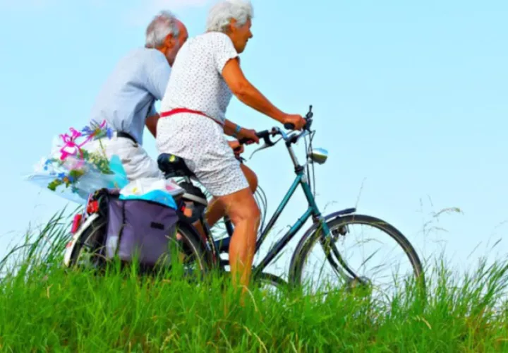 Llegar a los años dorados no es excusa para dejar de estar activos. Mantenerse activos es importante para la salud del adulto mayor. Foto: Pixabay.
