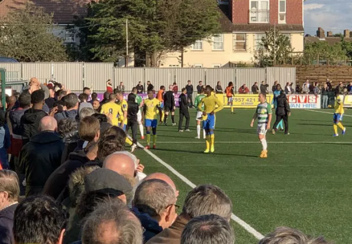 Los jugadores del Haringey Borough  abandonan la cancha Foto @ViewFromTheNin 