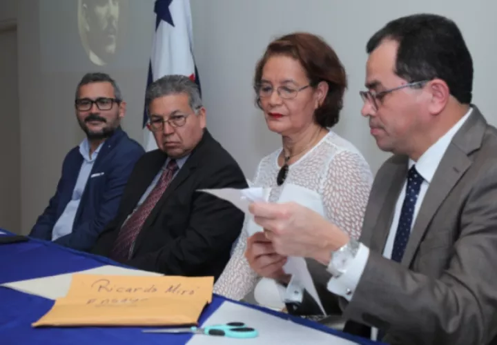 Durante la apertura de las plicas del Concurso 'Ricardo Miró' 2019. Foto: MiCultura.