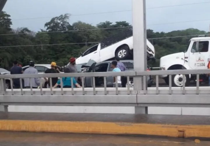 Del fuerte impacto, uno de los autos por poco cae al Río Santa María, en Divisa. Foto @TraficoCPanama 