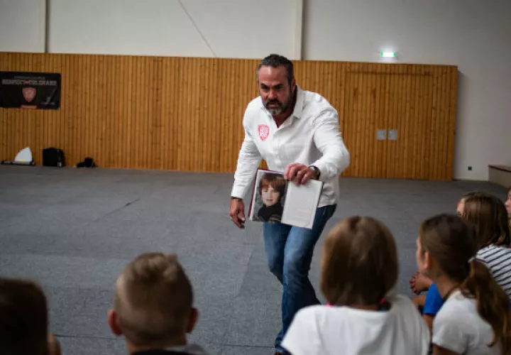 Carsten Stahl ha contado su historia de ser víctima de bullying a 50 mil estudiantes de todo Alemania. Foto/ Lena Mucha para The New York Times.