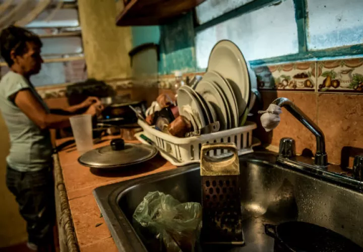 Los apagones y la infraestructura sin fondos han vuelto al agua escasa y peligrosa para beber en Venezuela. Foto/ Meridith Kohut para The New York Times.