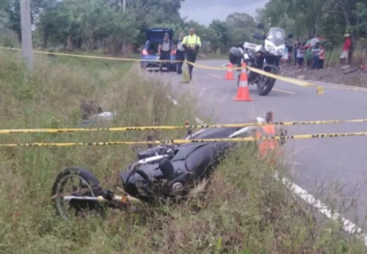 Así quedó la motocicleta a un borde de la vía. Foto: José Vásquez.