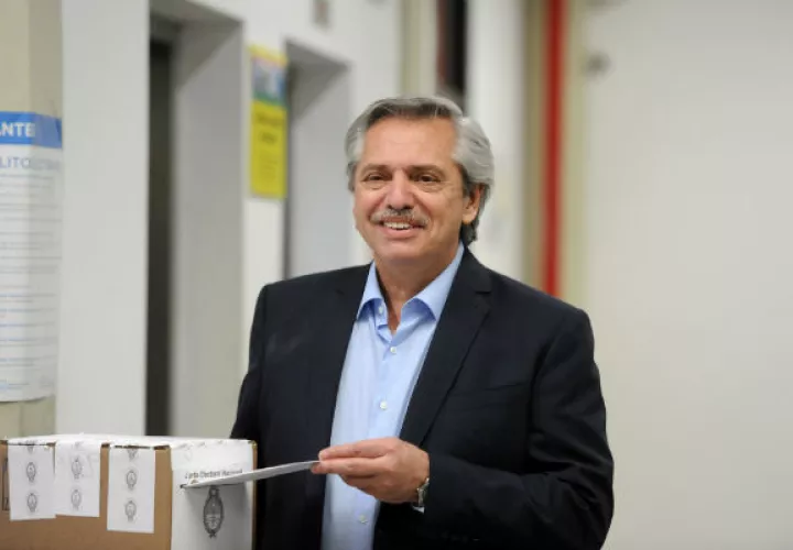 Según el escrutinio provisional, por detrás quedaron las propuestas de Roberto Lavagna, con el 6,14 %, seguido de lejos por los otros tres postulantes.