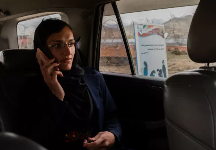 Zarifa Ghafari dijo que su “trabajo es hacer que la gente crea en los derechos de la mujer”. Foto/ Jim Huylebroek para The New York Times.