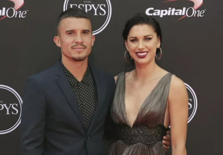  Alex Morgan y Servando Carrasco Foto AP