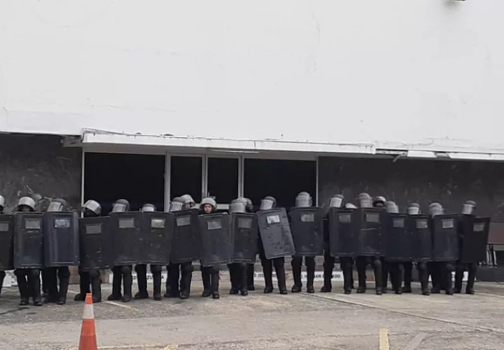 Agentes antidisturbios se enfrentan a manifestantes en la Asamblea Nacional. Foto: Víctor Arosemena.