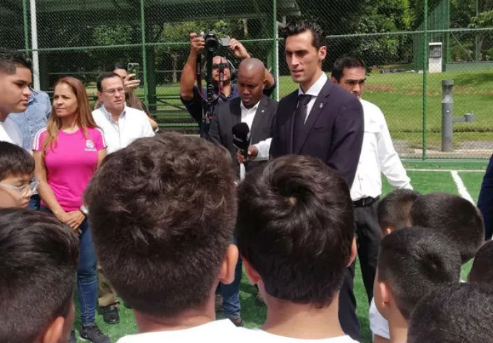 Álvaro Arbeloa con los niños de la Fundación Amigos del Real Madrid Foto EFE