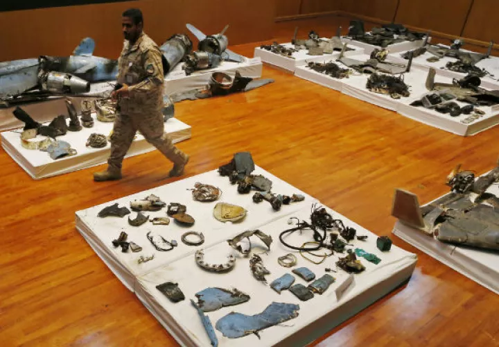 Restos de armas que Arabia Saudita dice que Irán usó para atacar sus instalaciones. Ahora ha habido un acercamiento. Foto/ Amr Nabil/Associated Press.