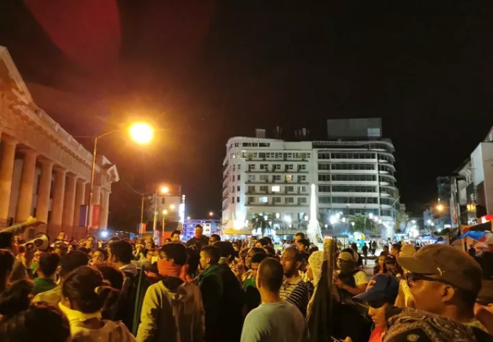 Los manifestantes lanzaban botellas y piedras; la policía respondía con gas pimienta y balas de goma. Foto: Panamá América.