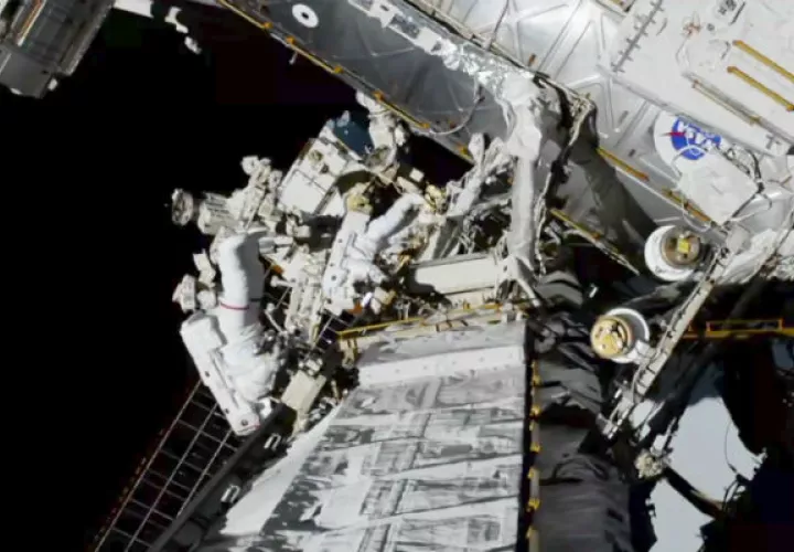 Imagen de la NASA donde se ven las astronautas Koch y Meir afuera Estación Espacial Internacional. Foto: AP.
