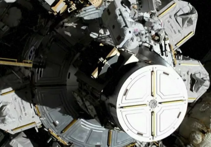 Imagen de la NASA donde se ven las astronautas Koch y Meir afuera Estación Espacial Internacional. Foto: AP.
