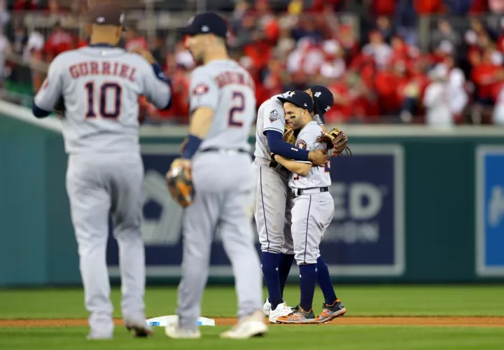 Astros festejan el trundo ante Nacionales. Foto:@LosAstros