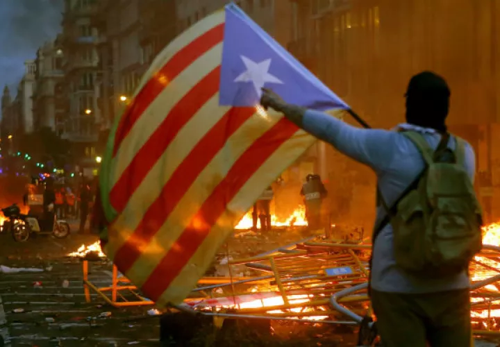 Manifestantes durante las violentas protestas en Barcelona, en su cuarta huelga general por la independencia. Foto: EFE.