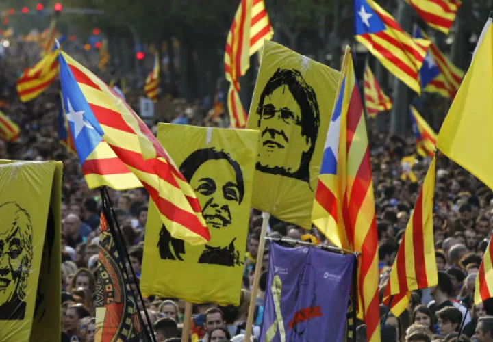 Manifestantes durante las violentas protestas en Barcelona, en su cuarta huelga general por la independencia. Foto: EFE.