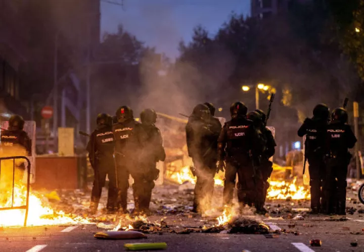 Manifestantes durante las violentas protestas en Barcelona, en su cuarta huelga general por la independencia. Foto: EFE.