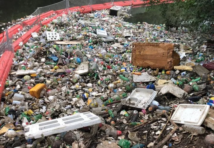 La barrera flotante BOB atrapa en el río Matías Hernández 7.4 toneladas de basura en promedio mensual. Foto Cortesía 