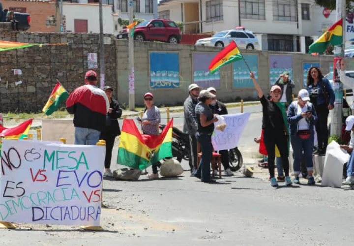 Contrarios a la reelección de Evo Morales, bloquearon calles en La Paz. Foto: EFE.