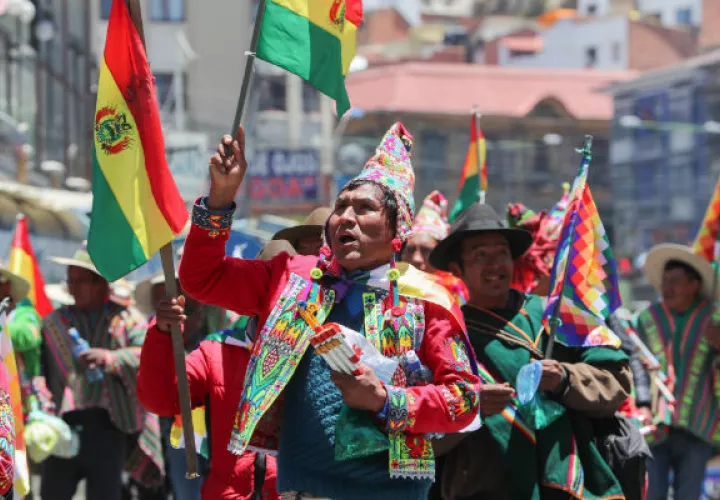 Familiares y vecinos asisten al velatorio de Mario Salvatierra, fallecido en enfrentamientos en Montero (Bolivia). Foto: EFE.