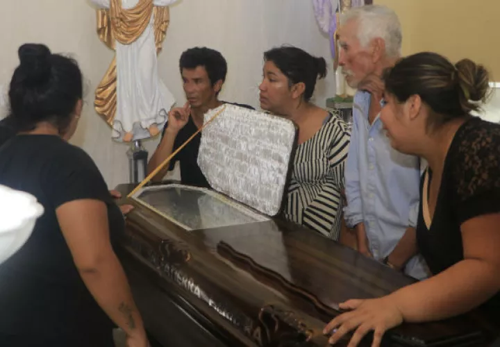 Familiares y vecinos asisten al velatorio de Mario Salvatierra, fallecido en enfrentamientos en Montero (Bolivia). Foto: EFE.