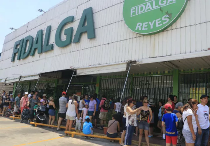 Bolivianos salen a las calles a abastecerse ya que temen el cierre de los  comercios.