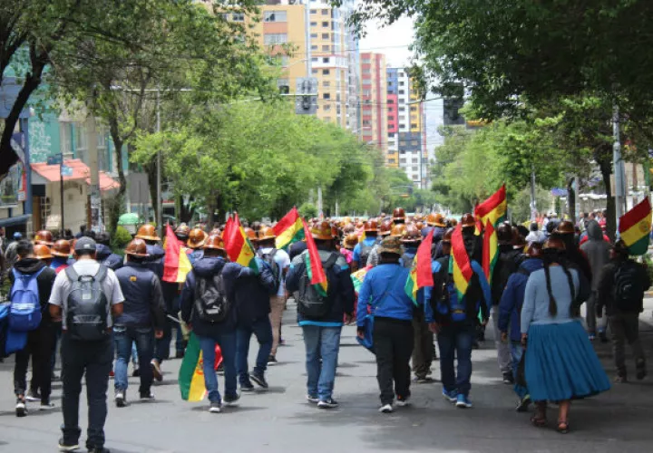 La oposición y movimientos cívicos llamaron a intensificar este lunes los paros que desde hace días se reproducen en el país, para denunciar un supuesto fraude electoral a favor el presidente.