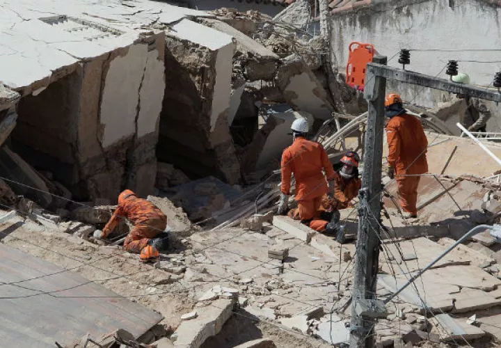 Al menos 2 muertos tras derrumbe de edificio en ciudad brasileña de Fortaleza