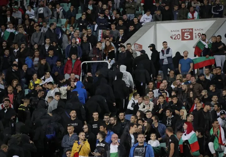 Aficionados son sacado del estadio por saludo nazi y racismo. Foto:AP