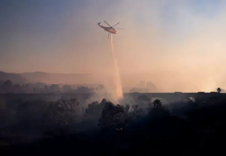 Los llamados incendios Hillside y 46 dejaron en pocas horas casi 10 viviendas destruidas y obligaron a ordenar evacuaciones obligatorias para los residentes de los barrios ubicados a unos 98 kilómetros de la ciudad de Los Ángeles.
