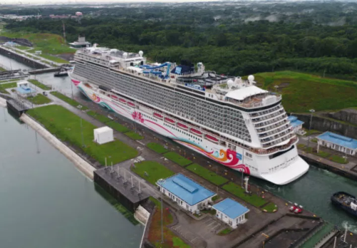 El resto de los ingresos del Canal de Panamá sumó $135.7 millones, que provinieron principalmente de la producción de agua potable ($36.2 millones). Foto/@MarottaIlya