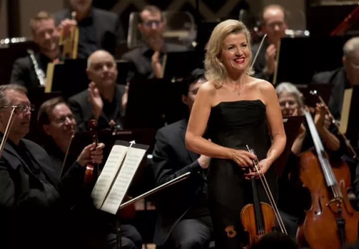 Anne-Sophie Mutter se detuvo a medio concierto para pedir a una mujer que dejara de videograbarla. Foto/ Lee Snow/Orquesta Sinfónica de Cincinnati.