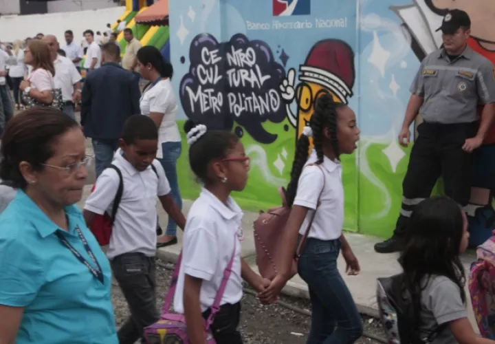 Los estudiantes fueron los  primeros en aprovechar las instalaciones del Centro Cultural Metropolitano.