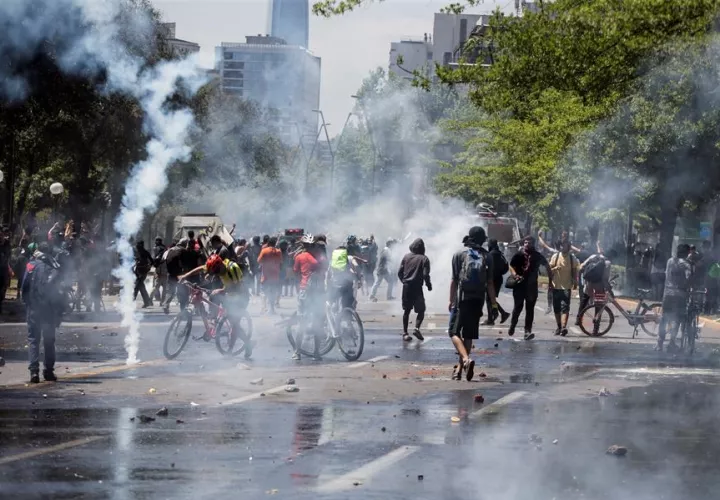 Manifestantes protestan de manera pacífica frente a la Policía este lunes en Santiago, Chile.