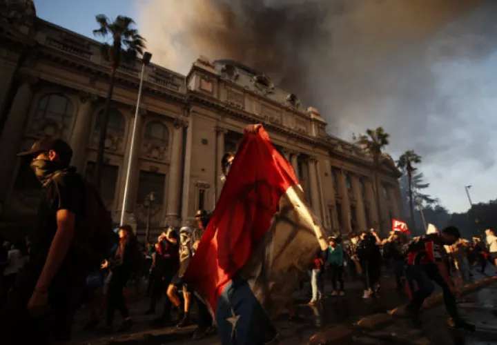 Manifestantes protestan en contra del Gobierno.