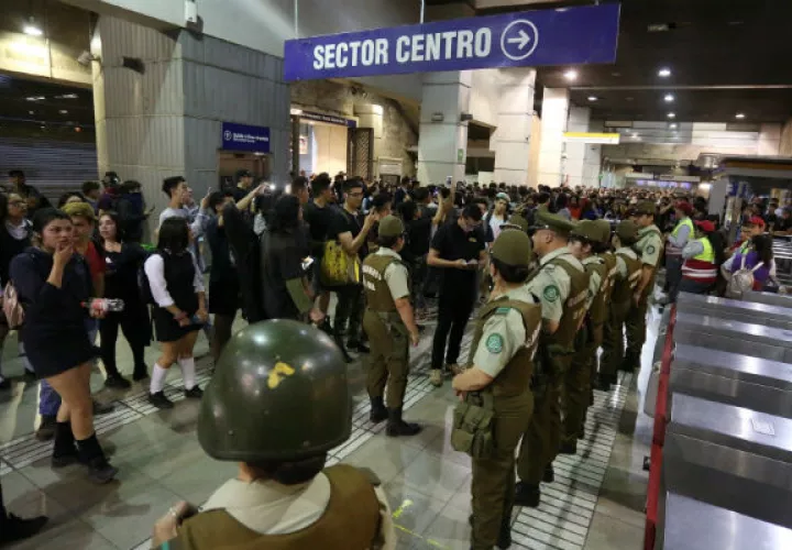 A los militares chilenos, el mandatario entregó el control del orden público. Foto: EFE.