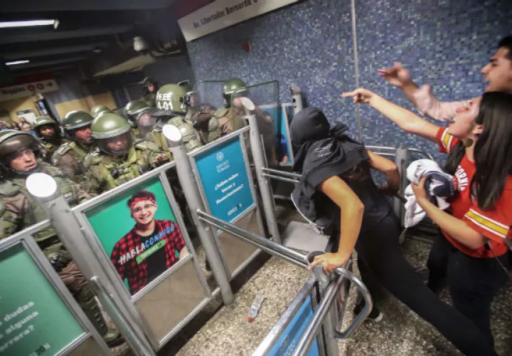Carabineros de la Policía chilena cierran el acceso a la estación del metro Los Héroes en  Santiago. Foto: EFE.