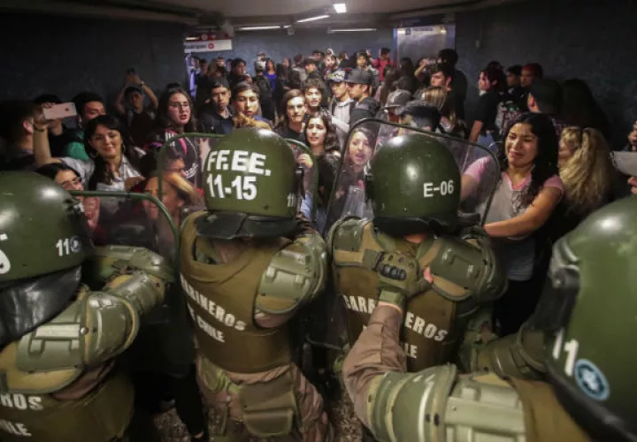 Carabineros de la Policía chilena cierran el acceso a la estación del metro Los Héroes en  Santiago. Foto: EFE.