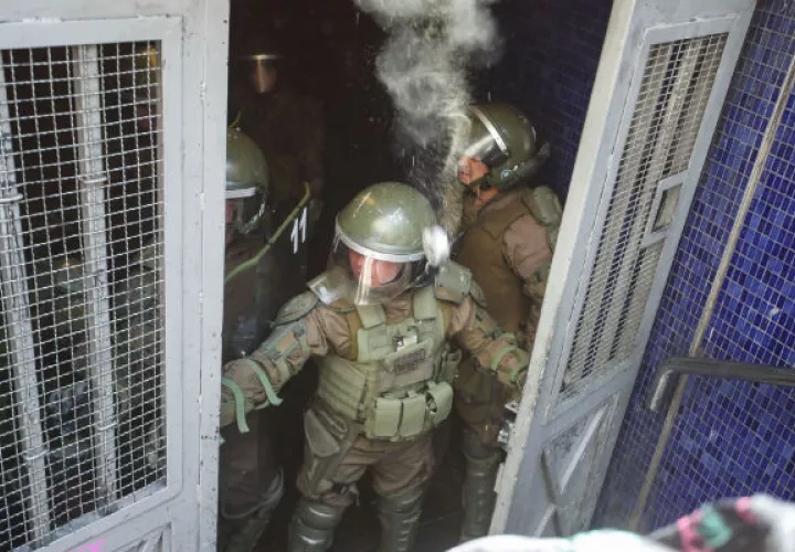 A los militares chilenos, el mandatario entregó el control del orden público. Foto: EFE.