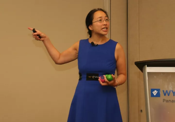 Dra. Eugenia Cheng durante la conferencia.  Cortesía