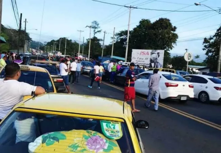 Molestos porque solo les venden por persona una bolsa de arroz. Foto. Diómedes Sánchez S. 