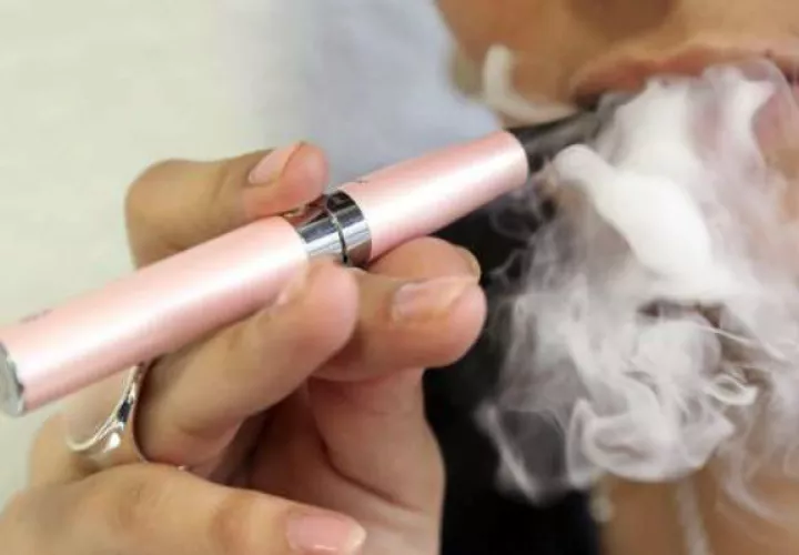 La moda ahora son los cigarrillos electrónicos.