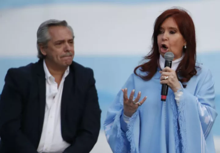 El opositor peronista Alberto Fernández con su candidata a vicepresidenta, Cristina Fernández de Kichner. Foto: AP.