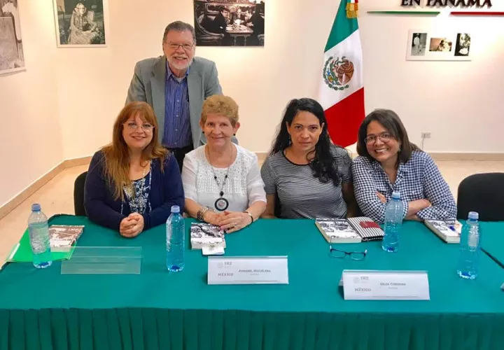 Danae Brugiati Boussounis junto a uno de sus mentores, el autor y editor Enrique Jaramillo Levi y otras distinguidas escritoras. Foto: Cortesía