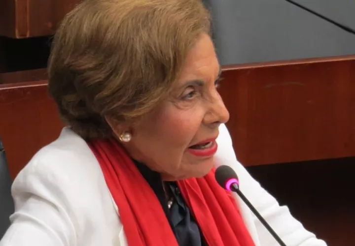 La diputada Mayín Correa dijo que la Asamblea Nacional debe recibir al pueblo que está descontento con las reformas constitucionales.