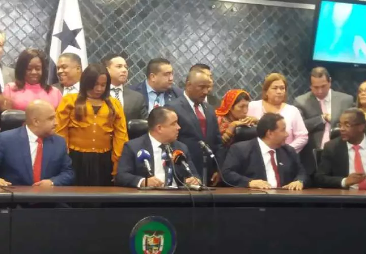 Luego de aprobado el segundo bloque de las reformas, en primer debate, el presidente Marcos Castillero leyó el comunicado en el que explicaron su cambio de posición. Cortesía