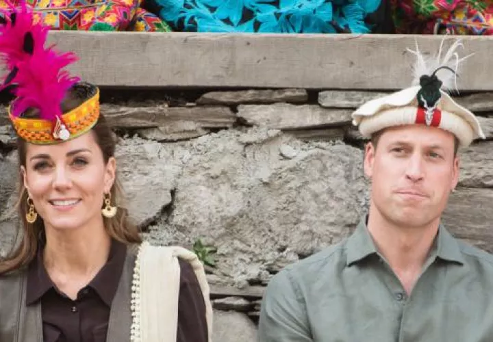Kate Middleton y el príncipe William durante su visita a Pakistán. Foto: EFE.
