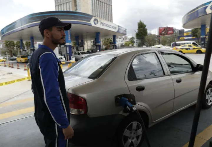 Las estaciones de servicio lucían hoy carteles que deban cuenta de un valor de 1,85 dólares por galón de gasolina "extra", la de mayor consumo, mientras que el diesel quedó en 1,03 dólares, que con la eliminación de subsidios habían trepado hasta 2,39 y 2,27 dólares, respectivamente.