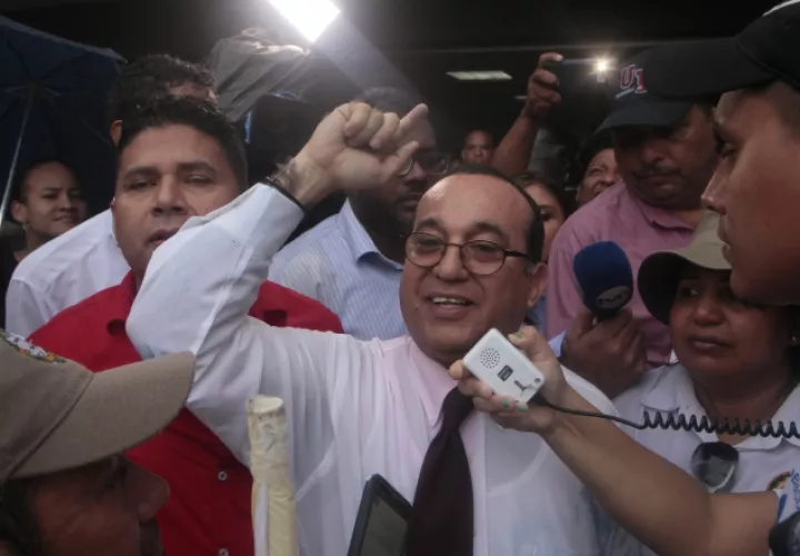 Durante su gestión, Eduardo Flores Castro (c) ha apoyado las causas estudiantiles en favor de la Universidad de Panamá. Foto de Víctor Arosemena